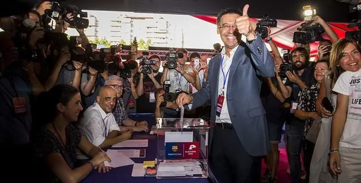 Barcelona 09.06.2015 El ex presidente del FC Barcelona , Josep Maria Bartomeu, recibe las felicitaciones del aforo tras su parlamento . Fotografia de Jordi Cotrina