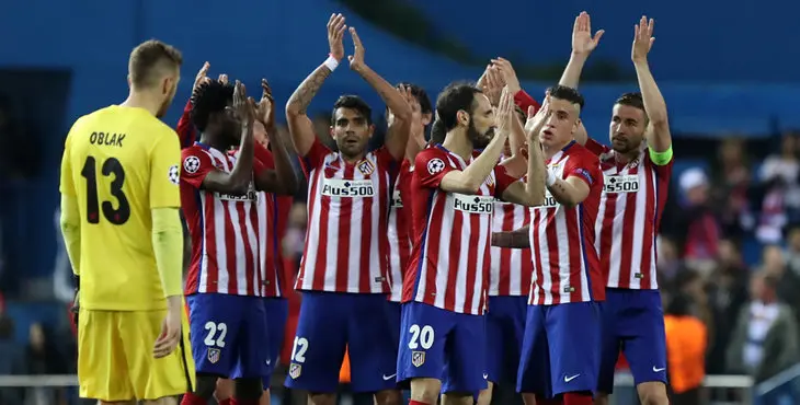 "Atletico Madrid's players acknowlege the crowd after the UEFA Champions League semi-final first leg football match Club Atletico de Madrid vs Bayern Munich at the Vicente Calderon stadium in Madrid on April 27, 2016. / AFP / CESAR MANSO        (Photo credit should read CESAR MANSO/AFP/Getty Images)"