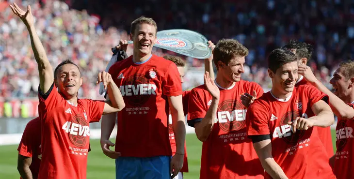 MUN812. Ingolstadt (Germany), 07/05/2016.- Munich players with Rafinha (L-R), Manuel Neuer, Thomas Mueller, Robert Lewandowski and Philipp Lahm celebrate the German Championships victory after German Bundesliga soccer match between FC Ingolstadt and Bayern Munich in Audi Sportpark inÊIngolstadt, Germany, 07 May 2016. (EMBARGOÊCONDITIONS - ATTENTION - Due to the accreditation guidelines, the DFLÊonly permits the publication and utilisation of up to 15 pictures per match on the internet and in online media during the match) (Alemania) EFE/EPA/ANDREASÊGEBERT