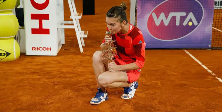 GRA415. MADRID, 07/05/2016.- La tenista rumana Simona Halep celebra la victoria contra la eslovaca Dominika Cibulkova por 6-2 y 6-4 en la final femenina del torneo de tenis de Madrid que se disputa en la Caja Mgica. EFE/Chema Moya