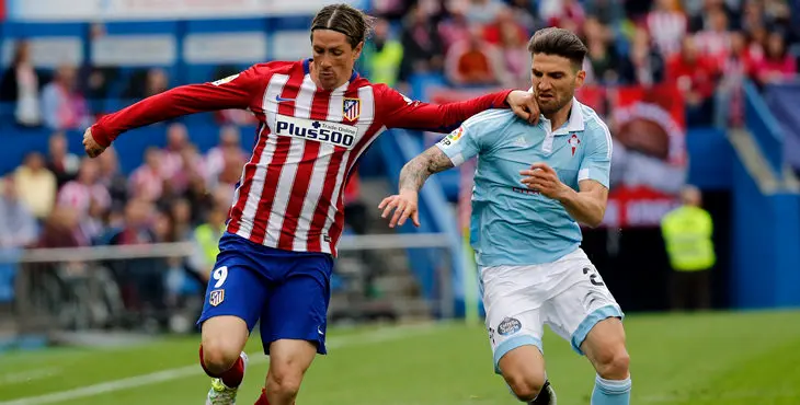 GRA363. MADRID, 14/05/2016.- El delantero del Atltico de Madrid, Fernando Torres (i), controla la pelota ante la oposicin del defensa del Celta de Vigo, Carles Planas (d), durante el partido de la 38¼ y ltima jornada de Liga de Primera Divisin disputado en el estadio Vicente Caldern. EFE/Mariscal