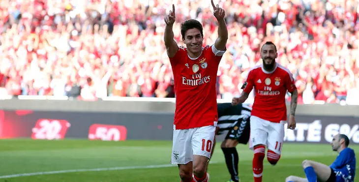 . Lisbon (Portugal), 15/05/2016.- Benfica's player Nico Gaitan (L) jubilating after scoring a goal against Nacional da Madeira during the Portuguese First League soccer match held at Luz Stadium, Lisbon, Portugal, 15th May 2016. (Lisboa) EFE/EPA/TIAGO PETINGA