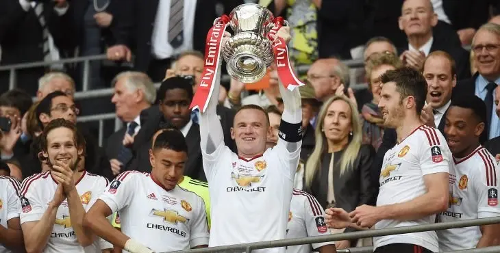 FA004. London (United Kingdom), 09/01/2014.- Manchester United's Wayne Rooney (C) lifts the trophy as he and his teammates celebrate after winning the English FA Cup final between Crystal Palace and Manchester United at Wembley in London, Britain, 21 May 2016. (Londres) EFE/EPA/ANDY RAIN EDITORIAL USE ONLY. No use with unauthorized audio, video, data, fixture lists, club/league logos or 'live' services. Online in-match use limited to 75 images, no video emulation. No use in betting, games or single club/league/player publications
