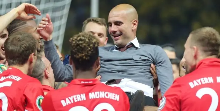 DFB001. Berlin (Germany), 21/05/2016.- Munich's coach Josep Guardiola (C) celebrates with his team after winning the German DFB Cup final soccer match between Bayern Munich and Borussia Dortmund at the Olympic Stadium in Berlin, Germany, 21 May 2016.
(EMBARGO CONDITIONS - ATTENTION: The DFB prohibits the utilisation and publication of sequential pictures on the internet and other online media during the match (including half-time). ATTENTION: BLOCKING PERIOD! The DFB permits the further utilisation and publication of the pictures for mobile services (especially MMS) and for DVB-H and DMB only after the end of the match.) (Alemania) EFE/EPA/KAY NIETFELD