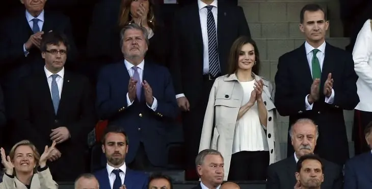 GRA254. MADRID, 22/05/2016.- Los Reyes de España, junto al presidente de la Generalitat, Carles Puigdemont (i) y el ministro de Educación, Cultura y Deporte, Íñigo Méndez de Vigo (2i), y demás autoridades, presiden la final de la Copa del Rey que el Sevilla y el Barcelona disputan esta noche en el estadio Vicente Calderón. EFE/Juan Carlos Hidalgo