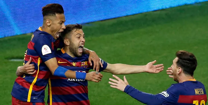 GRA369. MADRID, 22/05/2016.- EL jugador del FC Barcelona Jordi Alba,c, es felicitado por Neymar,iz, y Leo Mesi,d, tras marcar el 1-0 para su equipo en la prrroga de la final de la Copa del Rey que el Barcelona y el Sevilla disputan esta noche en el estadio Vicente Caldern, en Madrid. EFE/Chema Moya