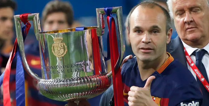 GRA454. MADRID, 22/05/2016.- El capitn del FC Barcelona Andrs Iniesta celebra con el trofeo la consecucin de la Copa del Rey tras vencer en la final al Sevilla FC por 2-0, esta noche en el estadio Vicente Caldern, en Madrid. EFE/Juan Carlos Hidalgo