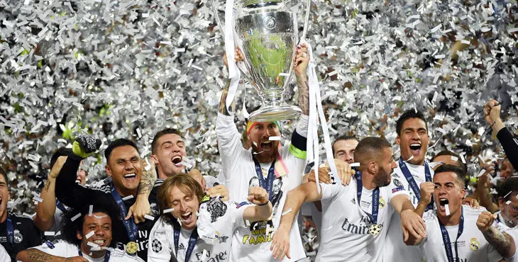. Milan (Italy), 28/05/2016.- Captain Sergio Ramos of Real Madrid lifts the trophy after Real Madrid won the UEFA Champions League final between Real Madrid and Atletico Madrid at the Giuseppe Meazza Stadium in Milan, Italy, 28 May 2016. (Liga de Campeones, Italia) EFE/EPA/DANIEL DAL ZENNARO