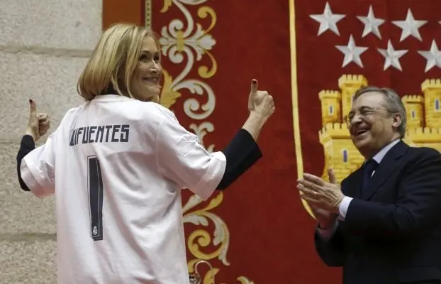 GRA375. MADRID, 29/05/2016.- El presidente del Real Madrid, Florentino Pérez, y la presidenta de la Comunidad de Madrid, Cristina Cifuentes, vestida con una camiseta del equipo, durante la celebración hoy en la sede de la Comunidad, en la Puerta del Sol, del título de la Liga de Campeones logrado ayer por el club blanco tras imponerse en la final al Atlético de Madrid en Milán. EFE/J. J. Guillén