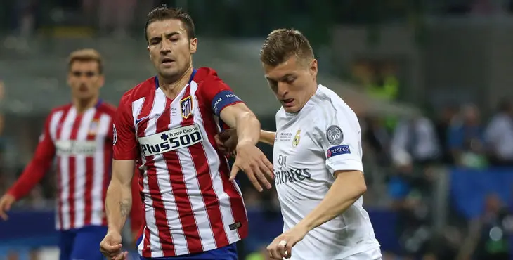 . Milan (Italy), 28/05/2016.- Real Madrid player Toni Kroos (R) in action with Atletico's Gabi during the UEFA Champions League Final 2016 between Real Madrid and Atletico Madrid at the Giuseppe Meazza stadium in Milan, Italy, 28 May 2016. (Liga de Campeones, Italia) EFE/EPA/OLIVER WEIKEN