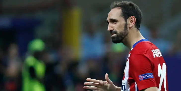 GRA667. MILçN (ITALIA), 28/05/2016.- El defensa del Atltico de Madrid Juanfran tras fallar su penalti durante la final de Liga de Campeones que se disputa hoy contra el Real Madrid en el estadio de San Siro, en Miln. EFE/Ballesteros