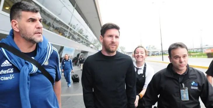 BAS001. ROSARIO (ARGENTINA) 28/05/2016.- El jugador de la selección argentina Lionel Messi llega hoy, sábado 28 de mayo de 2016, al aeropuerto de la ciudad de Rosario (Argentina). El cuerpo médico de la selección argentina informó hoy que Lionel Messi "está mejor" de la contusión que sufrió anoche durante el amistoso que disputó la Albiceleste contra Honduras, por lo que podrá viajar a Barcelona este domingo para declarar en una causa por supuesta evasión fiscal. EFE/TELAM/Jose Granata