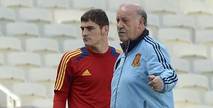 FORTALEZA, BRAZIL - JUNE 26: Head coach Spain Vicente Del Bosque (R) and Iker Casillas during Spain training at Estadio Castelao on June 26, 2013 in Fortaleza, Brazil. (Photo by Claudio Villa/Getty Images)