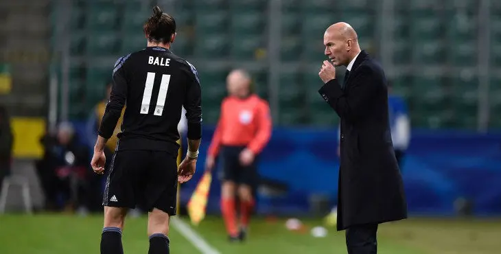 Real Madrid's French coach Zinedine Zidane (R) gives instructions to Real Madrid's Welsh forward Gareth Bale during the UEFA Champions League group F football match Legia Warsaw vs Real Madrid CF in Warsaw, Poland on November 2, 2016. / AFP / ODD ANDERSEN (Photo credit should read ODD ANDERSEN/AFP/Getty Images)