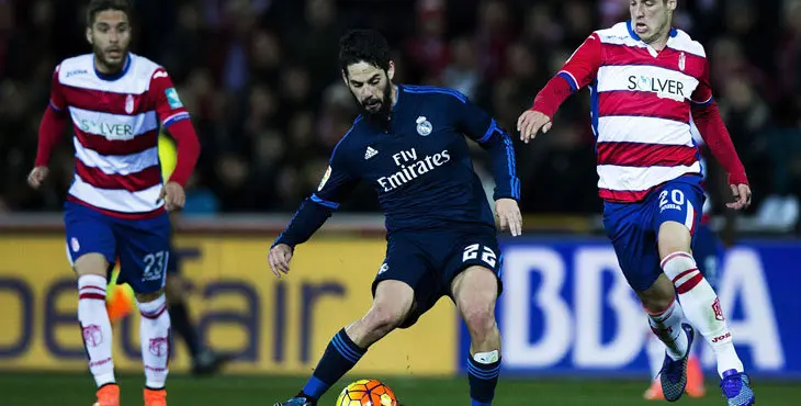 GRANADA, SPAIN - FEBRUARY 07: Francisco Roman Alarcon alias Isco of Real Madrid CF competes for the ball with Ruben Perez (R) of Granada CF and his teammate Ruben Rochina (L) during the La Liga match between Granada CF and Real Madrid CF at Estadio Nuevo Los Carmenes on February 7, 2016 in Granada, Spain. (Photo by Gonzalo Arroyo Moreno/Getty Images)