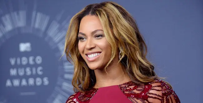 Signer Beyonce poses with the video vanguard award backstage at the 2014 MTV Video Music Awards at the Forum in Inglewood, California on August 24, 2014.