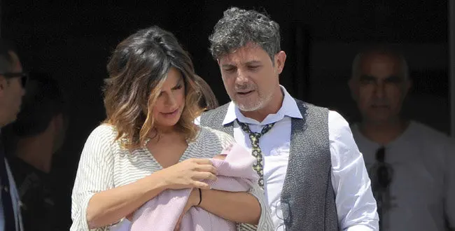 EL CANTANTE ALEJANDRO SANZ Y RAQUEL PERERA DURANTE LA PRESENTACION ANTE LOS MEDIOS DE SU HIJA ALMA SANZ
28/07/2014
MADRID