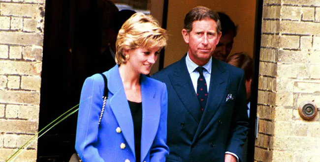 LOS PRINCIPES DE GALES DIANA Y CARLOS DE INGLATERRA DURANTE UN ACTO PUBLICO EN LA DECADA DE 1990