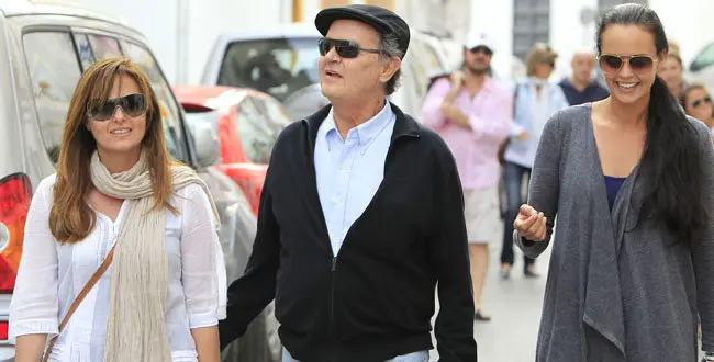 EL CANTANTE ANTONIO MORALES JUNIOR CON SUS HIJAS LA ACTRIZ CARMEN MORALES Y LA CANTANTE SHAILA DURCAL PASEANDO POR LAS CALLES DE IBIZA
01/05/2011
IBIZA