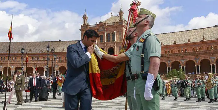 SEVILLA. 13-MAYO-2017. El sábado día 13 de mayo a las 11:00 horas y presidido por el Teniente General Juan Gomez de Salazar Minguez, Jefe de la Fuerza Terrestre, tiene lugar en la Plaza de España de la ciudad de Sevilla una importante ceremonia castrense enmarcada en una gran parada militar. Se trata del juramento o promesa ante la enseña nacional realizado por mas de 2000 hombres y mujeres, ciudadanos de toda condicion que han decidido proclamar publicamente su amor a España y su compromiso con la defensa nacional besando su bandera, FRANCISCO RIVERA. FOTO : RAUL DOBLADO. ARCHSEV