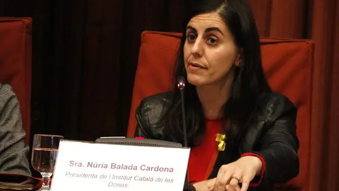 Pla mitjà de la presidenta de l'Institut Català de les Dones, Núria Balada, en la seva compareixença en comissió parlamentària el 5 de febrer del 2019 (horitzontal)