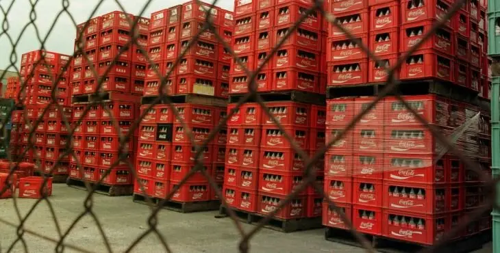 GI-02 SANT JULIA DE RAMIS (GIRONA) CAJAS DE COCA COLA EN EL ALMACEN DE DISTRIBUCION DE LA FIRMA DARNES, DONDE PRESUNTAMENTE SE DISTRIBUYERON BOTELLAS DE ESE REFRESCO FABRICADAS EN BELGICA. EFE/PERE DURAN