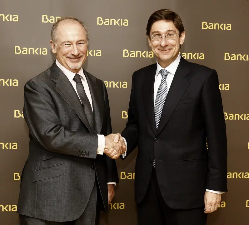 ECO23. MADRID, 09/05/2012.-El nuevo presidente de Bankia, José Ignacio Goirigolzarri (d), que sustituye en el puesto a Rodrigo Rato (i), dijo hoy, 9 de mayo de 2012, que asume la presidencia del banco con el reto de hacer la entidad "más fuerte, rentable y potente". EFE/Ballesteros ***POOL***