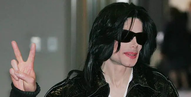 U.S. pop star Michael Jackson flashes a V-sign to Japanese media upon his arrival at Narita international airport, near Tokyo, Sunday, March 4, 2007. Smiling and waving to screaming fans, Michael Jackson arrived in Japan on Sunday for his second visit in recent years for a party where those paying US$3,500 a ticket get to spend 30 seconds with the pop icon. (AP Photo/Itsuo Inouye)© RADIAL PRESS