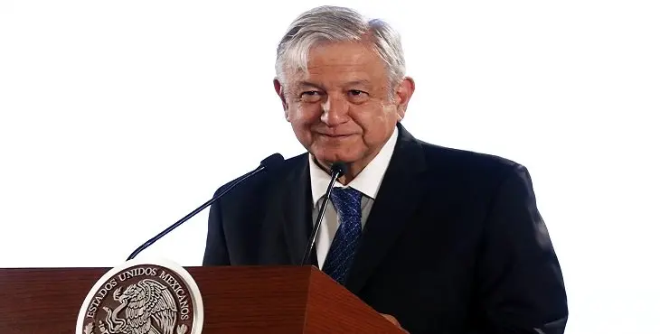 90319006. México, 19 Mar 2019 (Notimex- Arturo Monroy).- En su conferencia de prensa matutina, el presidente Andrés Manuel López Obrador firmó este martes un compromiso de no reelección, con el que dejó en claro que se apegará a lo que establece la Constitución mexicana y dejará el cargo en 2014, una vez que concluya su mandato.
NOTIMEX/FOTO/ARTURO MORNOY/AMH/POL