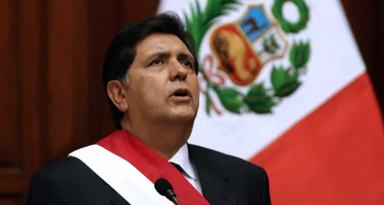(FILES) In this file picture taken on July 28, 2006 Peru's newly President social democrat Alan Garcia sings the national anthem during his inauguration at the Congress in Lima. - Peru's former president Alan Garcia died on April 17, 2019 after shooting himself in the head at his home as police were about to arrest him in a sprawling corruption case, according to a member of his party. (Photo by Jaime RAZURI / AFP)