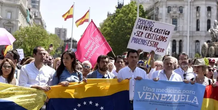 GRA127. MADRID, 22/05/2016.- El vicesecretario de Organización y Electoral del Partido Popular, Fernando Martínez-Maillo (c), durante su asistencia a la manifestación convocada por la representación de la Mesa de la Unidad Venezolana en Madrid. EFE/Fernando Villar
