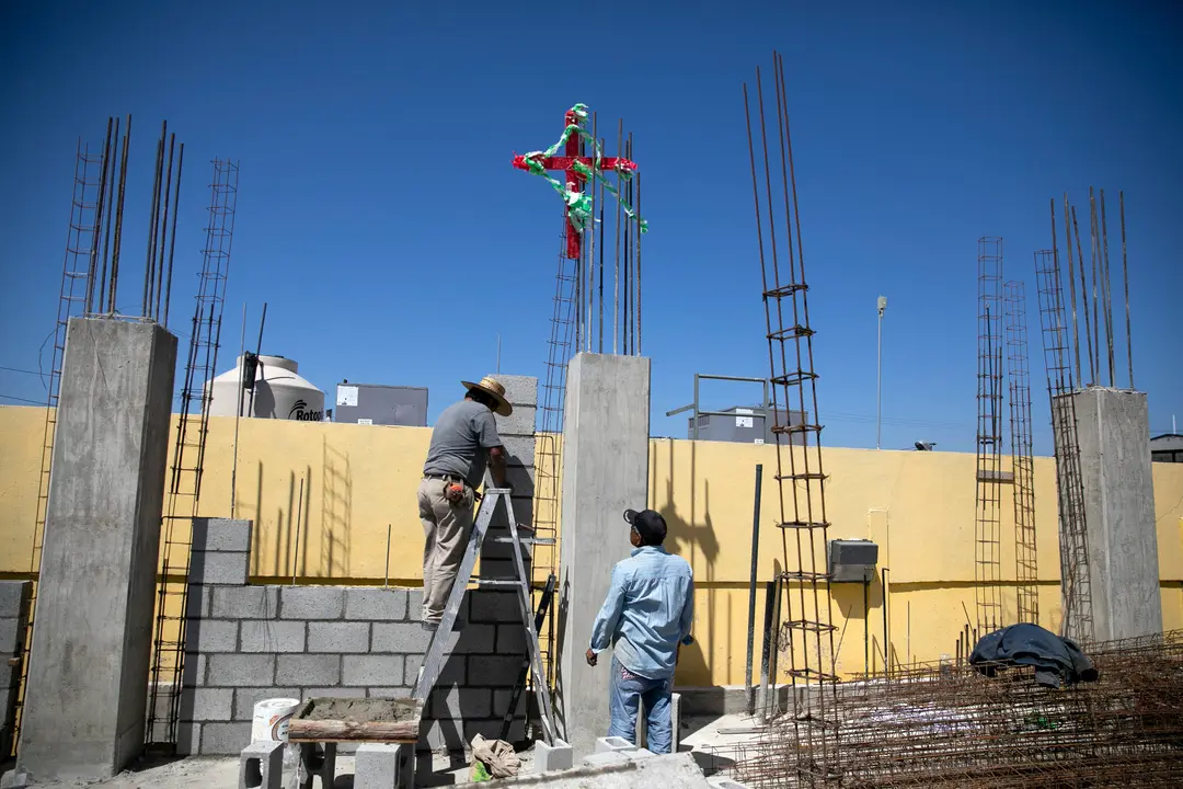 90503112. Tijuana, 3 May 2019 (Notimex-Eduardo Jaramillo).- Como cada año, los trabajadores de la construcción festejaron el Día de la Santa Cruz trabajando, posteriormente se reúnen para comer y dar gracias.
NOTIMEX/FOTO/EDUARDO JARAMILLO/STAFF/REL/