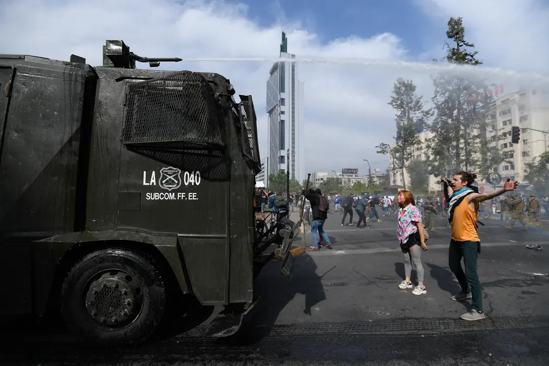 91019139. Santiago, 19 Oct 2019 (Notimex-Xinhua).- En los últimos días, miles de chilenos se han enfrentado a los Carabineros en diversas protestas en contra de la medida gubernamental del alza de precios al trasporte público. Santiago, Chile, 19 de octubre de 2019.
NOTIMEX/FOTO/NTX-XINHUA/COR/JORGE VILLEGAS/WAR/