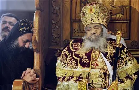 Numerosos cristianos acudieron el domingo a presentar sus últimos respetos al Papa Shenuda III, quien trató de rebajar la tensión interreligiosa durante sus cuatro décadas al frente de la Iglesia Ortodoxa de Egipto, pese a que vivió crecientes brotes de violencia en el país de mayoría musulmana en los últimos meses de su vida. En la imagen, un fiel reza junto al cuerpo del Papa Shenuda en el interior de la catedral de Abasiya en El Cairo el 18 de marzo de 2012. REUTERS/Esam Al-Fetori