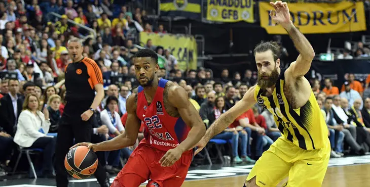 BRL100. Berlin (Germany), 15/05/2016.- Luigi Datome (R) of Fenerbahce Istanbul in action against Cory Higgins of CSKA Moscow during the Euroleague Final Four final basketball match between Fenerbahce Istanbul and CSKA Moscow at Mercedes-Benz Arena in Berlin, Germany, 15 May, 2016. (Euroliga, Estanbul, Baloncesto, Mosc, Alemania) EFE/EPA/SOEREN STACHE