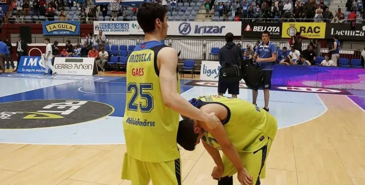 GRA134. SAN SEBASTIAN, 22/05/2016.- Los jugadores de Movistar Estudiantes Darío Brizuela (i) y Jaime Fernández tras la derrota de su equipo, que ha significado el descenso de categoría, en el último partido de la Liga ACB que les ha enfrentado al Retabet.es en el San Sebastián Arena. EFE/Gorka Estrada