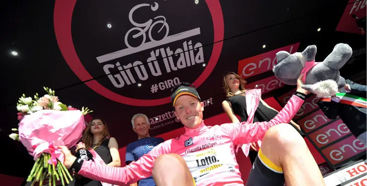 LUC01 CASSANO D'ADDA (ITALIA) 25/05/2016.- El ciclista holands Steven Kruijswijk, del equipo Lotto Jumbo, celebra en el podio tras la dcimosptima etapa del Giro de Italia entre Molveno yCassano d'Adda, de 196 kilmetros, en Miln, Italia hoy, 25 de mayo de 2016. EFE/Luca Zennaro