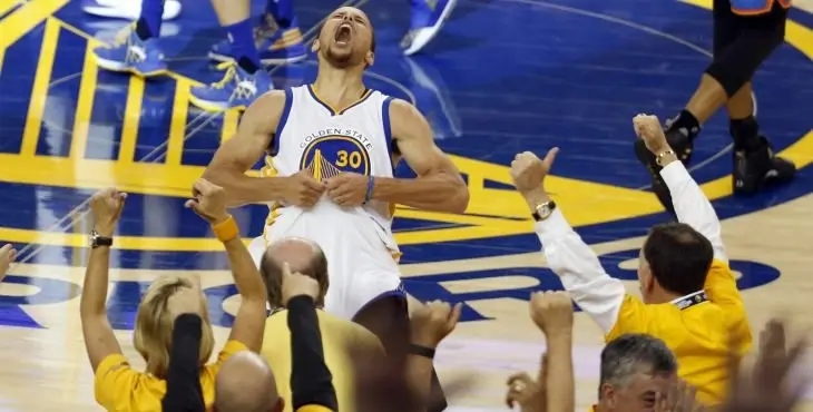 MMD04. OAKLAND (EEUU), 30/05/2016.- El jugador Stephen Curry de Golden State Warriors celebra una anotación hoy, martes 30 de mayo de 2016, durante un juego entre Golden State Warriors y Oklahoma City Thunder de la NBA que se disputa en el Oracle Arena en Oakland, California (EEUU). EFE/JOHN G. MABANGLO /PROHIBIDO SU USO POR CORBIS