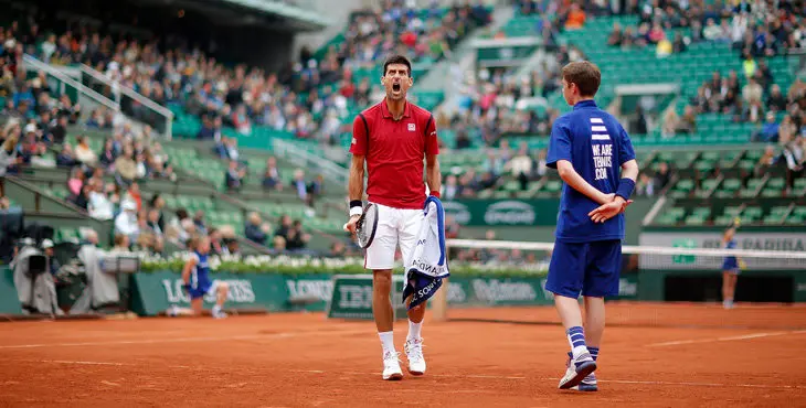 PA17 PARêS (FRANCIA) 01/06/2016.- El tenista serbio Novak Djokovic (i) reacciona ante el espaol Roberto Bautista durante el partido que enfrent a ambos en los octavos de final del torneo de Roland Garros en Pars (Francia) hoy, 1 de junio de 2016. EFE/Yoan Valat