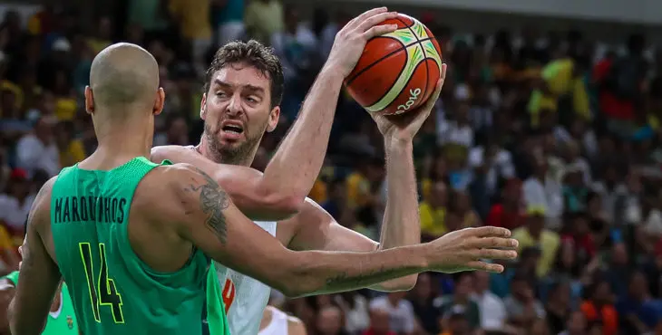 BRA100.RêO DE JANEIRO (BRASIL), 09/08/2016. - El jugador del equipo olmpico de Espaa Pau Gasol (d) en accin ante Marquinhos del equipo de Brasil (i) durante un partido del torneo de baloncesto masculino de los Juegos Olmpicos Ro 2016 hoy, martes 9 de agosto de 2016, en el Arena Carioca 1 del Parque Olmpico de Ro de Janeiro (Brasil). EFE/FERNANDO BIZERRA JR