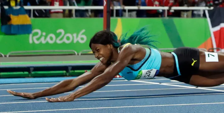 Bahamas' Shaunae Miller falls over the finish line to win gold in the women's 400-meter final during the athletics competitions of the 2016 Summer Olympics at the Olympic stadium in Rio de Janeiro, Brazil, Monday, Aug. 15, 2016. (AP Photo/Matt Slocum)