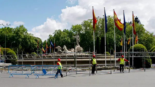 DEP05. MADRID, 12/05/2010.- Operarios trabajan en el montaje de un sistema de vallado que impida a los aficionados del Atlético de Madrid acceder a la fuente de Neptuno, tradicional lugar en el que los 'colchoneros' se citan para celebrar sus grandes triunfos, en el caso de que consigan esta noche ganar al Fulham inglés en la final de la Liga Europa. EFE/J.L.Pino ESPAÑA-FÚTBOL-LIGA EUROPA