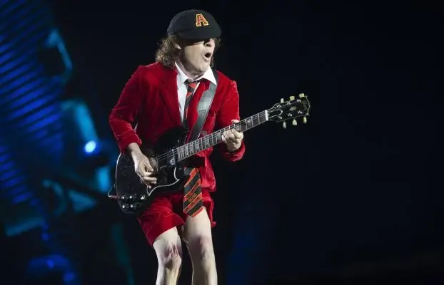 GRA477. SEVILLA, 10/05/2016.- El guitarrista del grupo de rock australiano AC/DC, Angus Young, durante el concierto de su gira mundial "Rock od Bust" ofrecido esta noche en el estadio de La Cartuja, en Sevilla. EFE/José Manuel Vidal