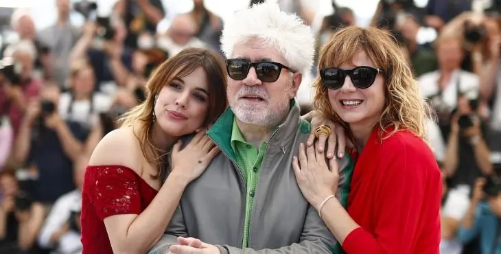 FR02 CANNES (FRANCIA) 17/05/2016.- Las actrices españolas Emma Suárez (d) y Adriana Ugarte posan junto al director de cine español Pedro Almodóvar durante la presentación de la película "Julieta" dentro de la 69 edición del Festival de Cannes, en Francia, hoy, 17 de mayo de 2016. La última obra de Almodóvar compite por la Palma de Oro del festival. EFE/IAN LANGSDON