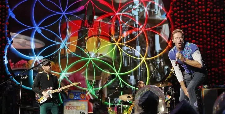 GRA548. BARCELONA. 26/05/2016.- El líder del grupo británico Coldplay, Chris Martin (d), durante el concierto que la banda ofrece esta noche en el Estadio Olímpico de Montjuic, donde presentan su último álbum, "A Head full of Dreams". EFE/Marta Pérez