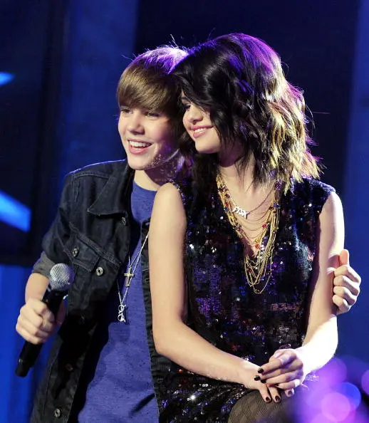 LAS VEGAS - DECEMBER 31: Singers Justin Bieber (L) and Selena Gomez perform during Dick Clark's New Year's Rockin' Eve With Ryan Seacrest 2010 at Aria Resort & Casino at the City Center on December 31, 2009 in Las Vegas, Nevada. (Photo by Kevin Winter/DCNYRE2010/Getty Images for DCP)