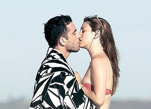 LOS ACTORES Y NOVIOS MIGUEL ANGEL SILVESTRE Y BLANCA SUAREZ DURANTE UNAS VACACIONES EN LAS PLAYAS DE CADIZ.
EN LA FOTO MIGUEL ANGEL CON LAS MANOS EN EL CULO DE BLANCA
13/06/2011
CADIZ
