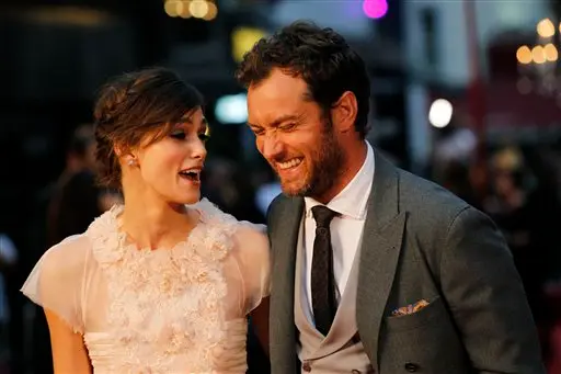 Keira Knightley y Jude Law en el estreno de Anna Karenina en Londres, el martes 4 de septiembre de 2012. (Foto AP/Sang Tan)