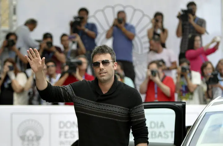 CUL39. SAN SEBASTIÁN, 21/09/2012.- El actor y director estadounidense Ben Affleck a su llegada hoy al Festival de Cine de San Sebastián, que abre las puertas de su 60 edición, donde presenta su último trabajo "Argo". EFE/Javier Etxezarreta.