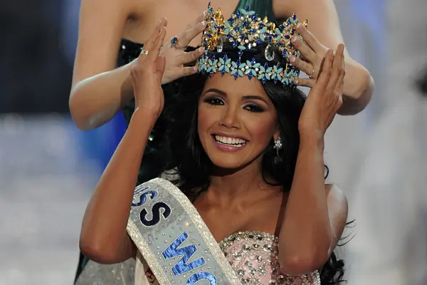 Miss Venezula, Ivian Lunasol Sarcos Colmenares (B), is crowned by Miss World 2010, Alexandria Mills of the United States, after winning Miss World 2011 at Earls Court in London, on November 6, 2011. The glitz and glamour of Miss World returns to its British home to celebrate the global beauty contest's 60th birthday. A record 122 beauty queens from Albania to Zimbabwe take part in the pageant, which will be broadcast live to more than 150 countries. AFP PHOTO/BEN STANSALL